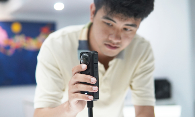 Minh Khánh cùng chiếc camera Insta360 X4 dùng để ghi hình toàn cảnh. Ảnh: Lưu Quý