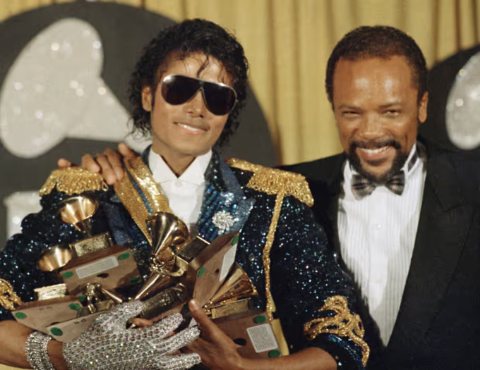 Michael Jackson (trái) và Quincy Jones tại lễ trao giải Grammy năm 1984. Ảnh: AP