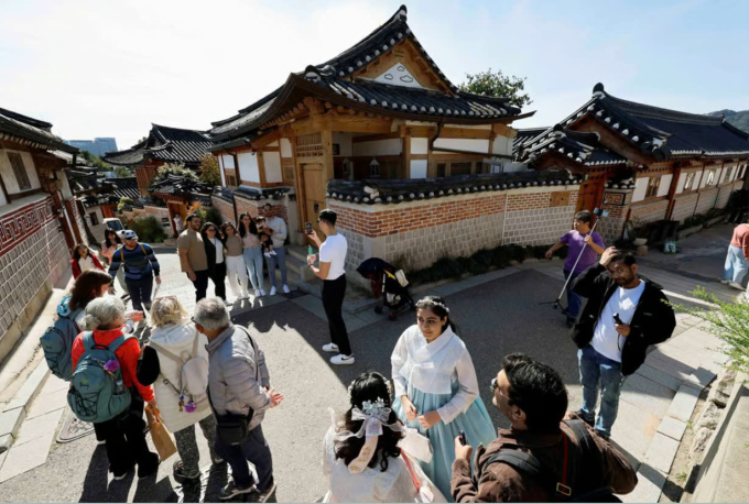 Khách du lịch tại làng Bukchon Hanok. Ảnh: Reuters