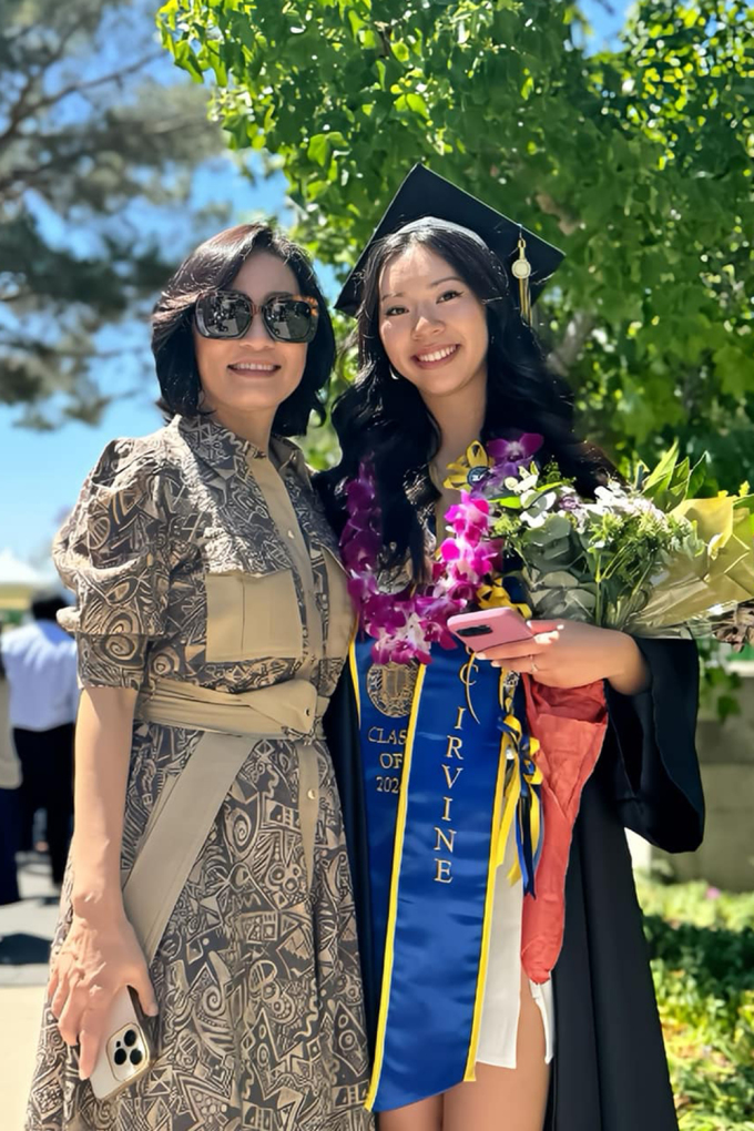 Hồng Đào mừng con gái út Sophia Minh Châu, 22 tuổi, tốt nghiệp Đại học California (Mỹ), tháng 6.