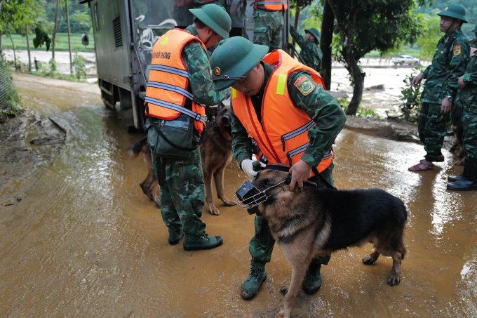 Bộ đội công binh tìm kiếm nạn nhân ở khu vực cầu Làng Lủ, Lào Cai. Ảnh: Ngọc Thành