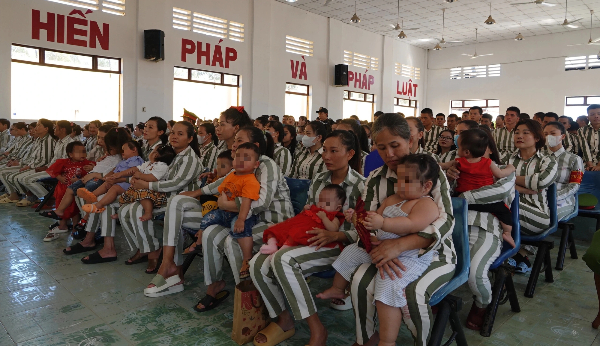 Phạm nhân được gặp con trong 'Thắp sáng ước mơ hoàn lương': Cả hội trường xúc động- Ảnh 2.