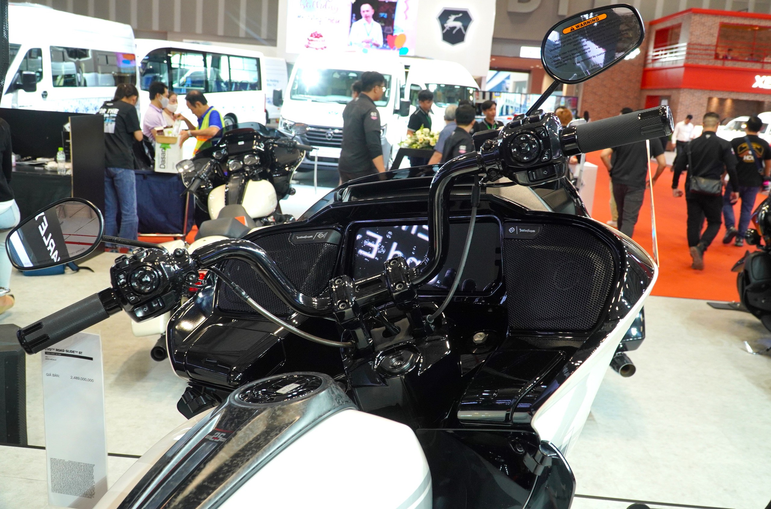 Mô tô Harley-Davidson CVO Road Glide ST giá 2,49 tỉ, gần bằng Mercedes GLC 300- Ảnh 4.