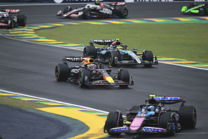 Chiếc RB20 của Max Verstappen tăng tốc vượt nhiều đối thủ ở Grand Prix Brazil trên đường đua Interlagos Sao Paulo sáng 4/11. Ảnh: AP