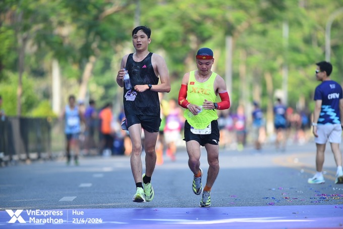 Độc giả Thanh Tài (trái) trên đường về đích tại VnExpress Marathon Huế 2024. Ảnh: VnExpress Marathon