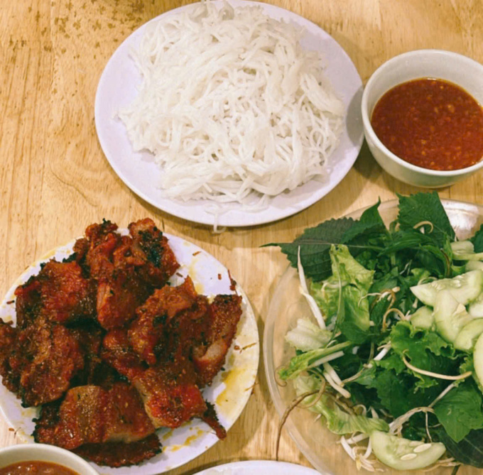 Bún chả chấm chẻo. Ảnh: Tuấn Anh