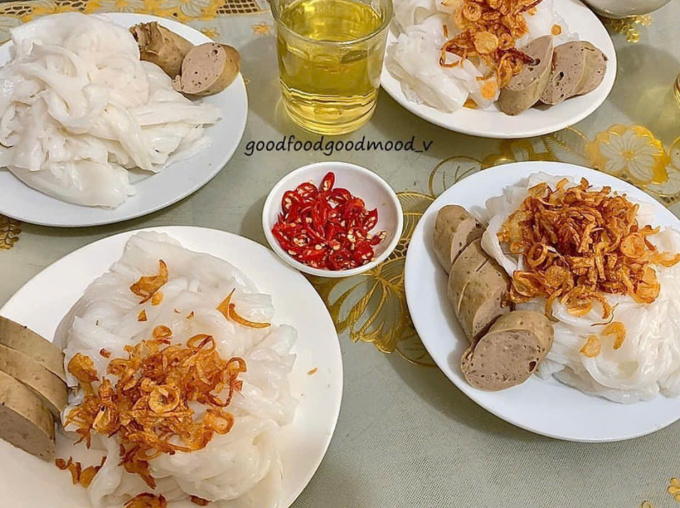 Bánh mướt ăn kèm hành phi và chả. Ảnh: Lyaly