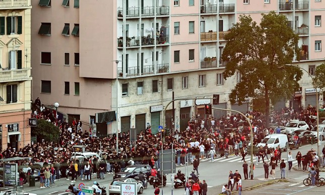 Bạo lực kinh hoàng ở bóng đá Italia: Hooligan tấn công cảnh sát bằng gậy bóng chày ảnh 2