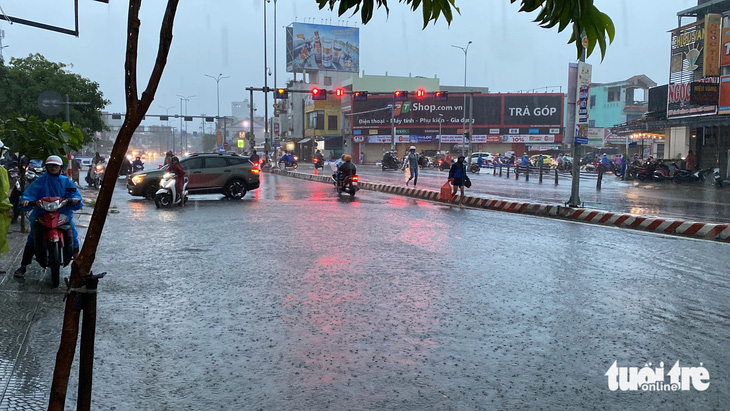 Trận mưa kéo dài hàng giờ từ giữa đêm, nhiều người Đà Nẵng choáng váng vì ngập nhanh - Ảnh 4.