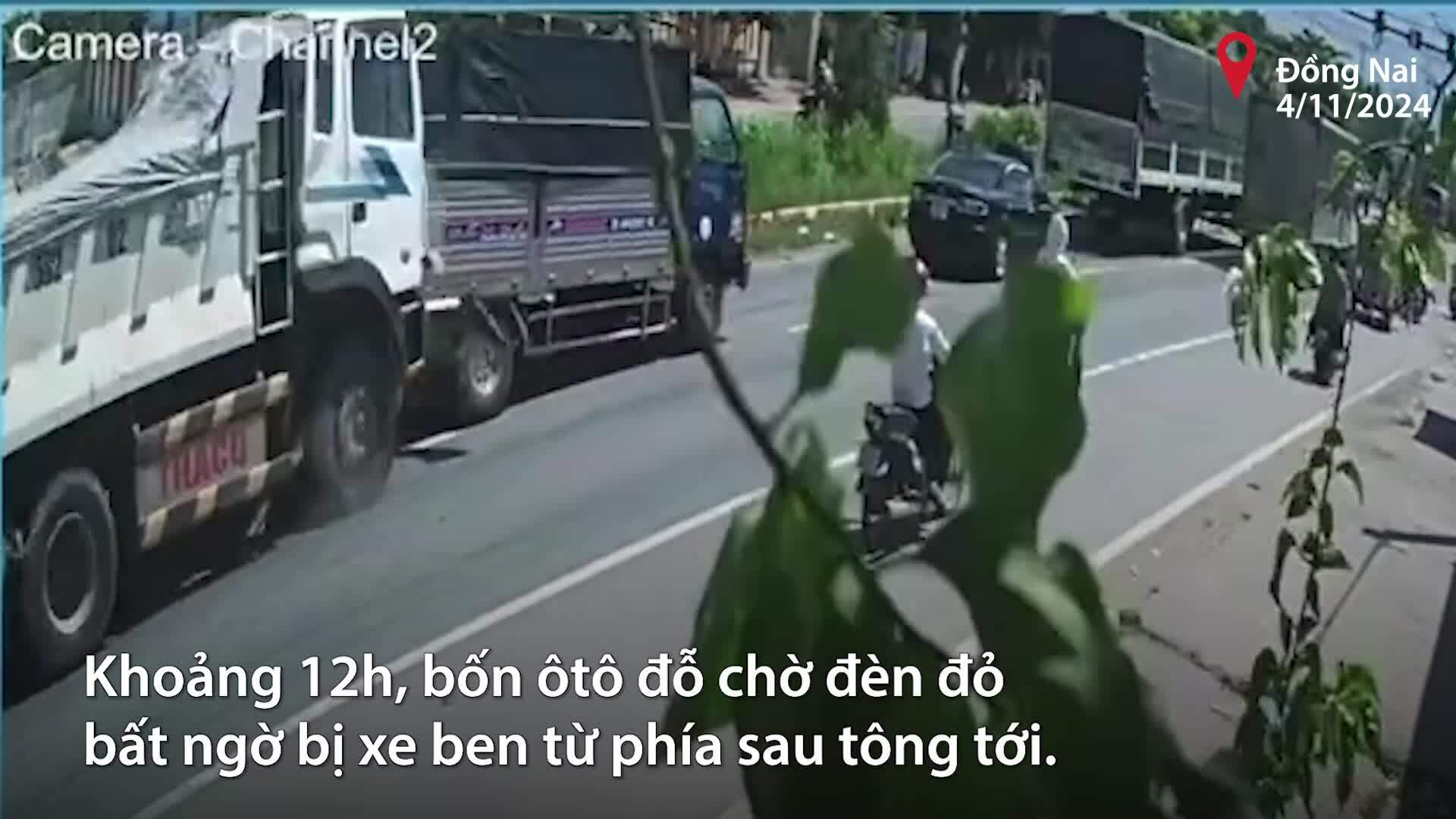 Xe ben tông liên hoàn ôtô dừng đèn đỏ