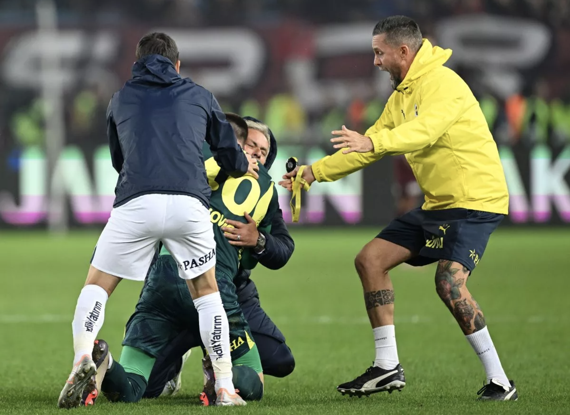 Fenerbahce thắng trận, Jose Mourinho đăng clip mắng trọng tài là 