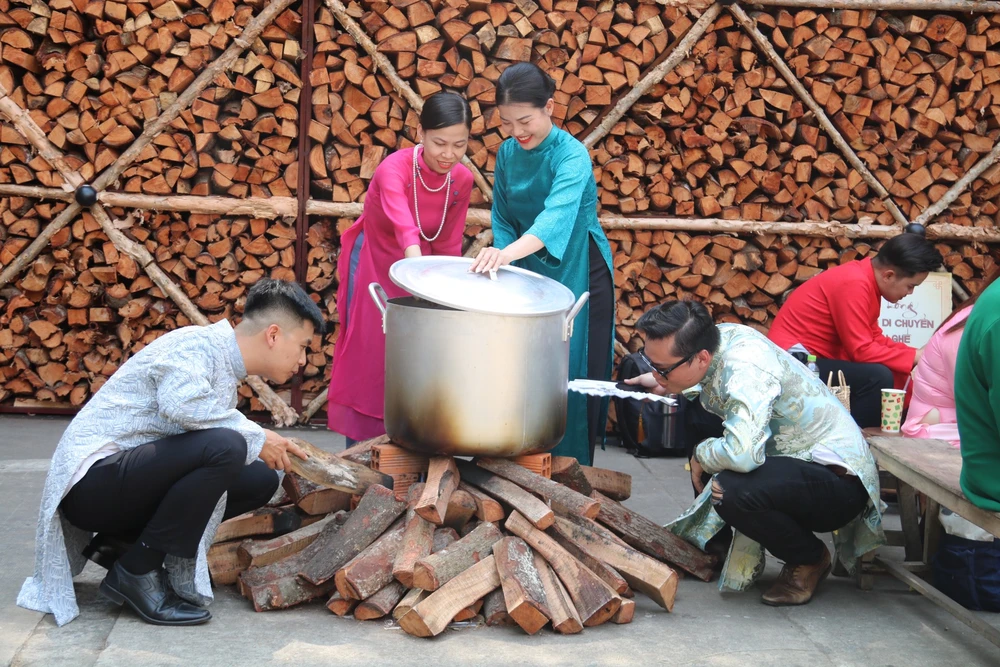 Bếp củi và nồi bánh được đông đảo du khách thích thú và chụp ảnh.jpg