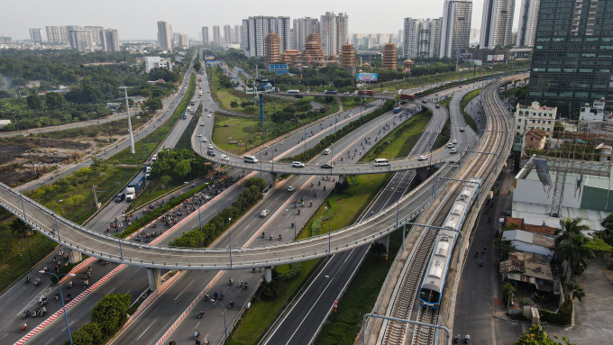 Metro số 1 chạy thử từ ga Suối Tiên tới ga An Phú, đoạn qua nút giao Cát Lái. Ảnh: Thanh Tùng