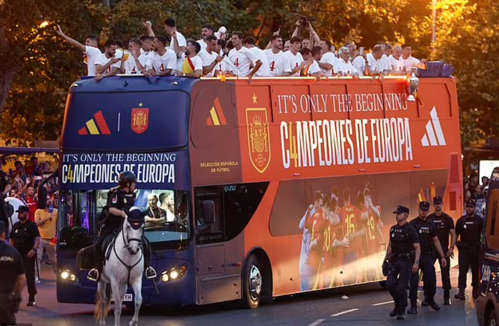 Hoành tráng lễ rước cúp vô địch Euro 2024 của tuyển Tây Ban Nha tại Madrid- Ảnh 6.