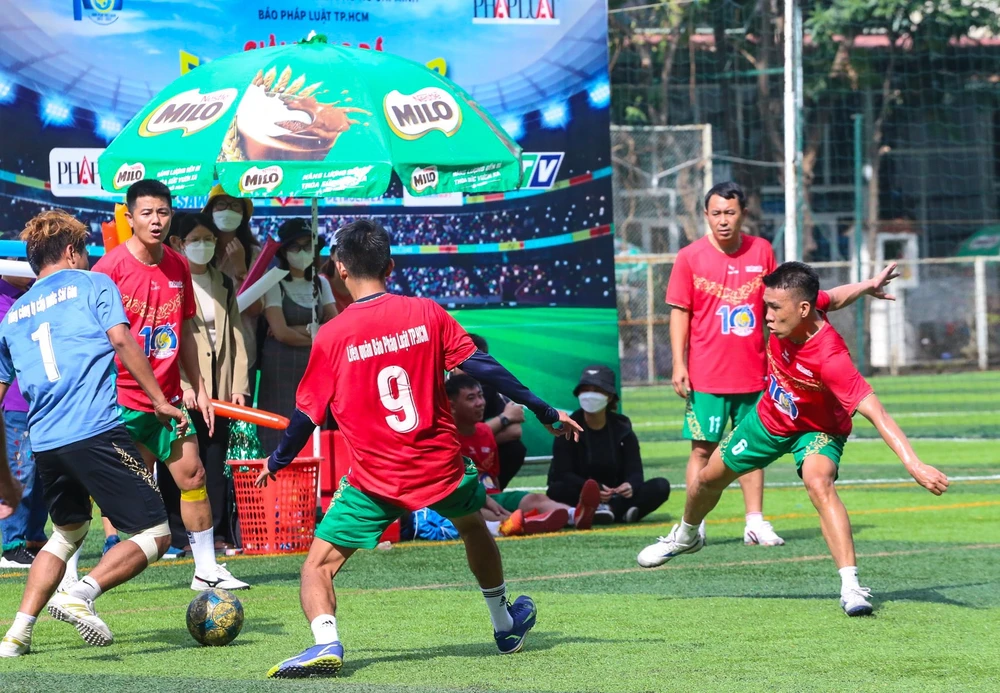 Các nhân vật từng đoạt giải thưởng Fair Play hội ngộ vui vẻ trong ngày hội bóng đá...