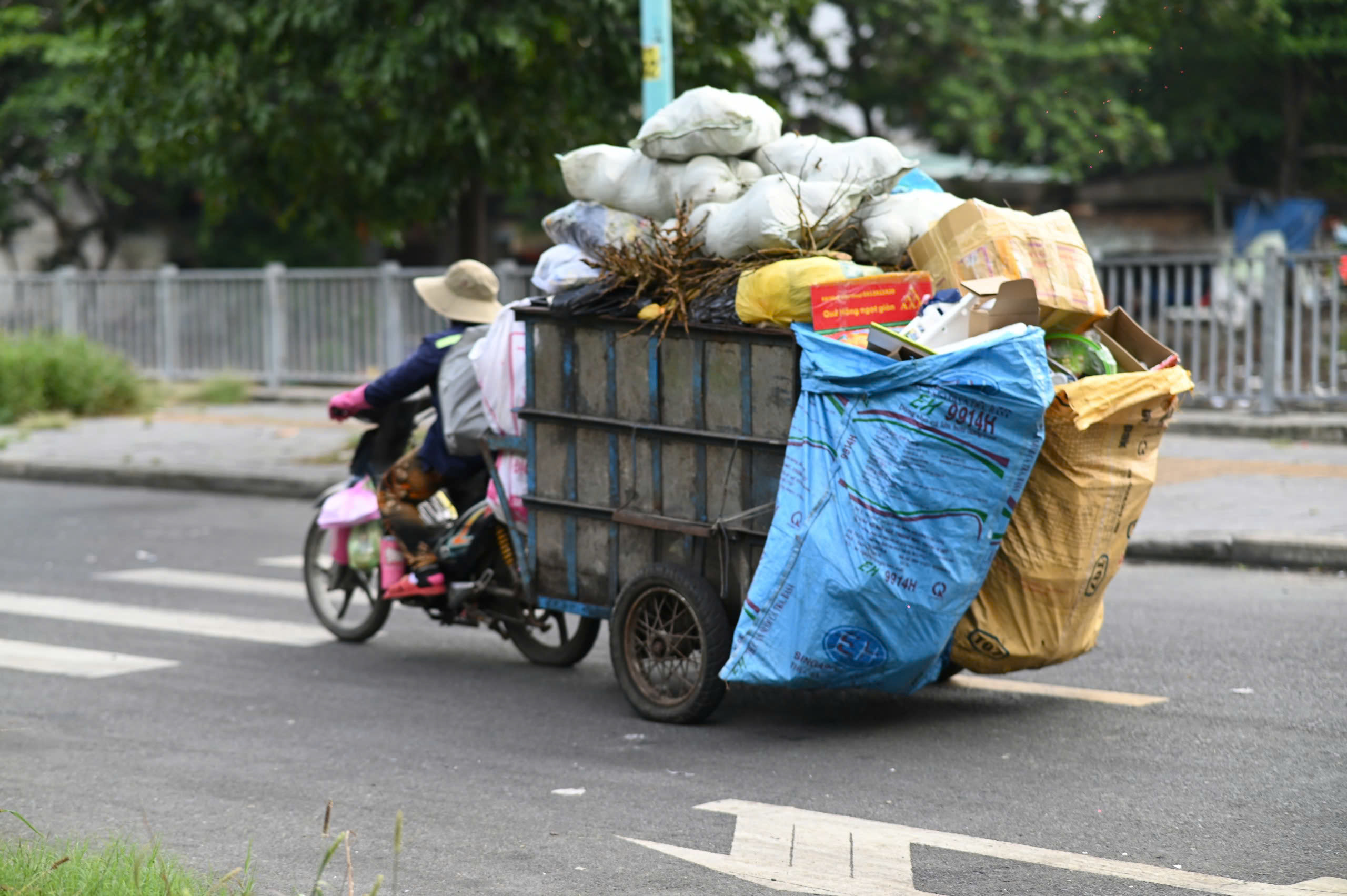 Loạt xe lôi bốc mùi hôi thối tung hoành bị CSGT xử phạt- Ảnh 2.