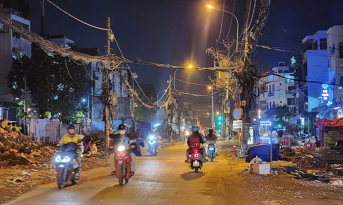 Hàng trụ điện trên đường Dương Quảng Hàm, đầu tháng 11/2024. Ảnh: Đình Văn