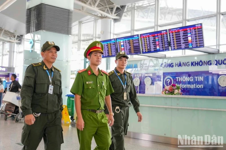 Hai nhân viên an ninh Nội Bài trả lại cho khách hơn 15.000 USD bỏ quên ảnh 2