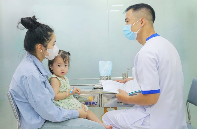 Trẻ đến thăm khám và tiêm chủng vaccine ngừa bệnh viêm não Nhật Bản tại VNVC. Ảnh: Mộc Thảo