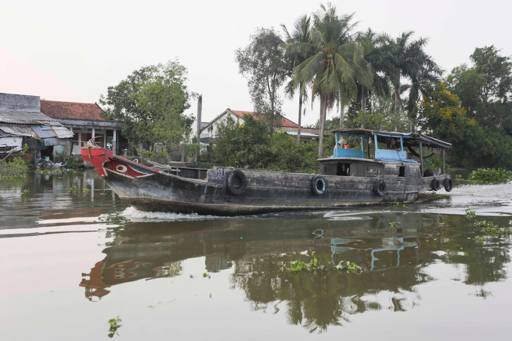 Du lịch trên sông sẽ cho du khách ngắm được cảnh bình dị của quê hương miền tây