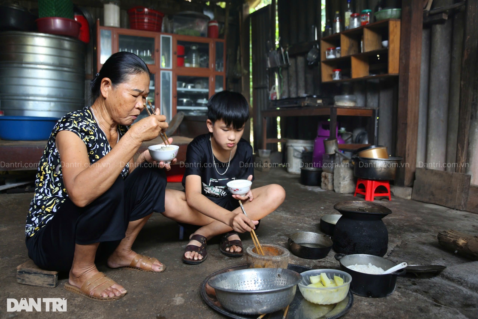 Bà lão 74 tuổi mong một nơi thờ chồng và con dâu, cháu nội có chỗ ở an toàn - 2