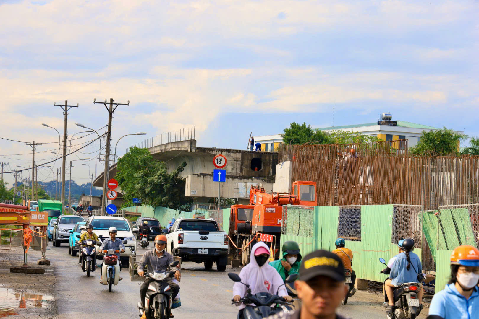 Cầu sắt Tăng Long rung bần bật, phát ra tiếng kêu rất lớn- Ảnh 8.