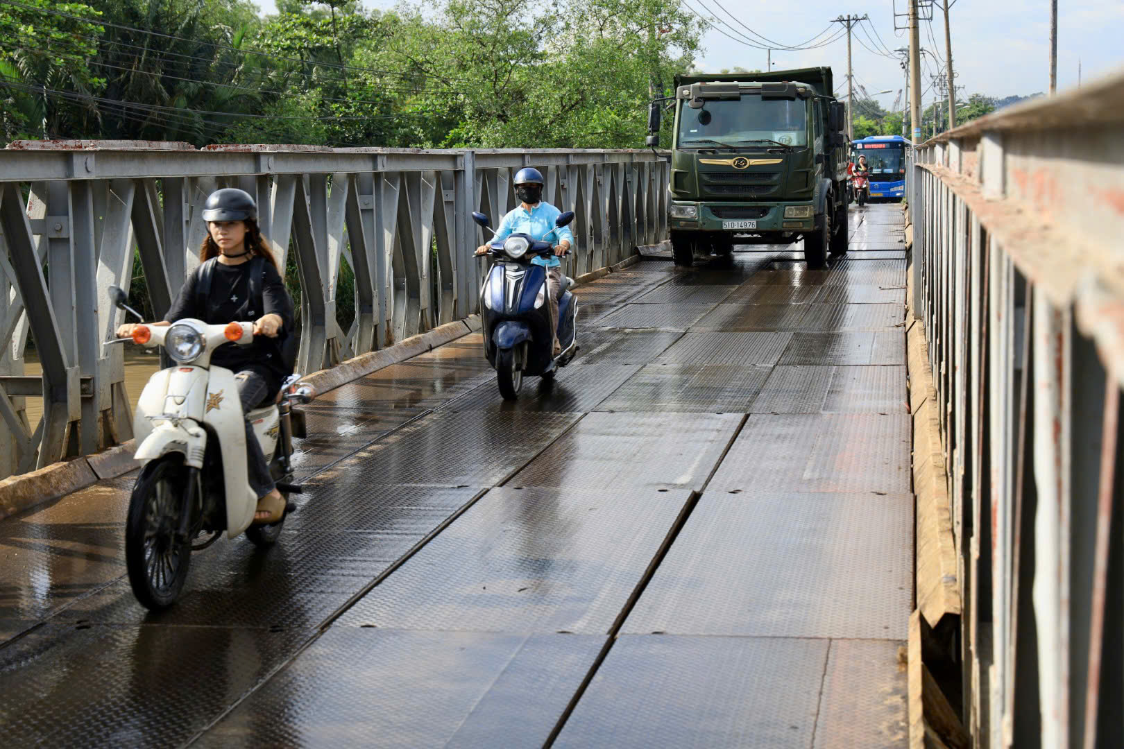 Cầu sắt Tăng Long rung bần bật, phát ra tiếng kêu rất lớn- Ảnh 7.