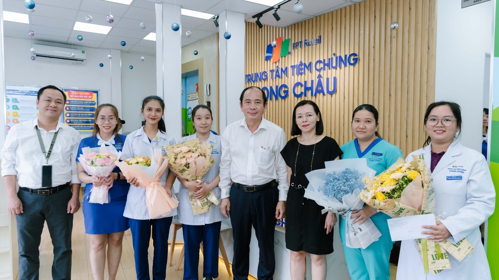 Trung tâm tiêm chủng kịp thời sơ cứu cho cụ ông bị đột quỵ - 2