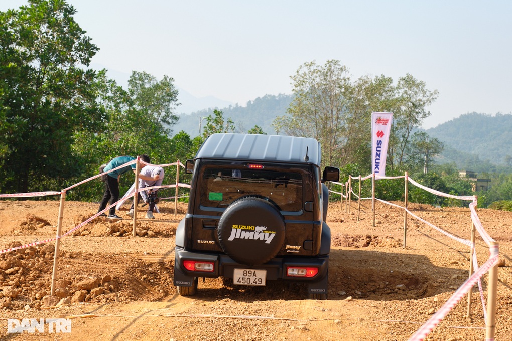 Mang Suzuki Jimny đi off-road để thấy đây là xe ăn chơi đúng nghĩa - 3