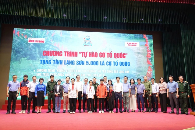 Trao tặng 5.000 lá cờ Tổ quốc tại Lạng Sơn- Ảnh 18.