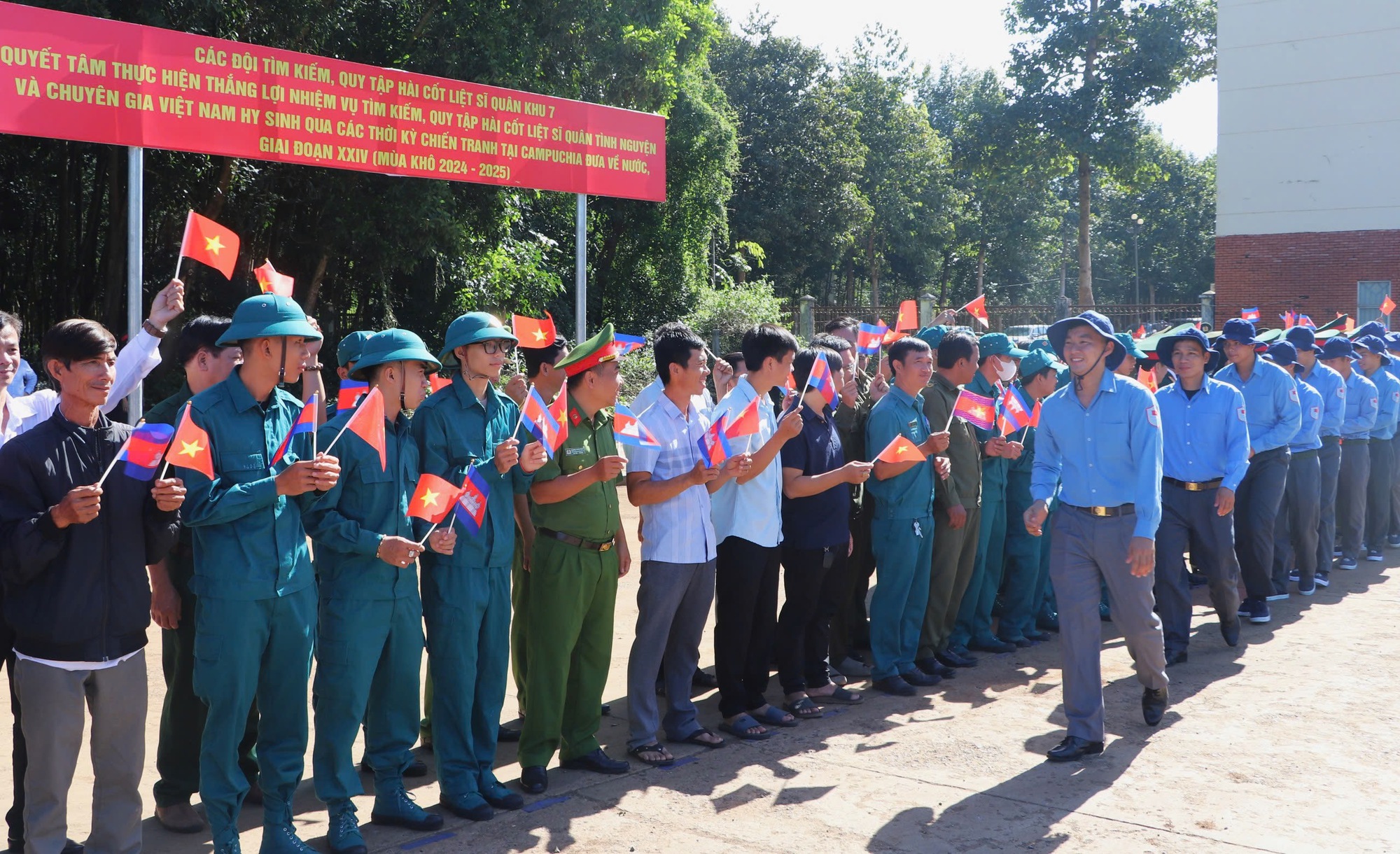 Tây Ninh tiễn chân các chiến sĩ sang Campuchia tìm kiếm hài cốt liệt sĩ- Ảnh 4.