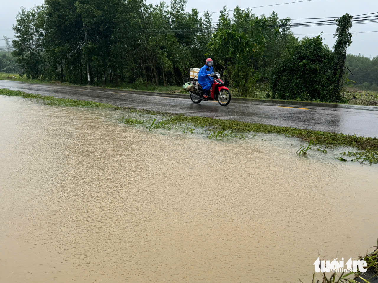 Lũ cuồn cuộn ngập đường 611 chia cắt hai huyện Nông Sơn với Quế Sơn - Ảnh 7.