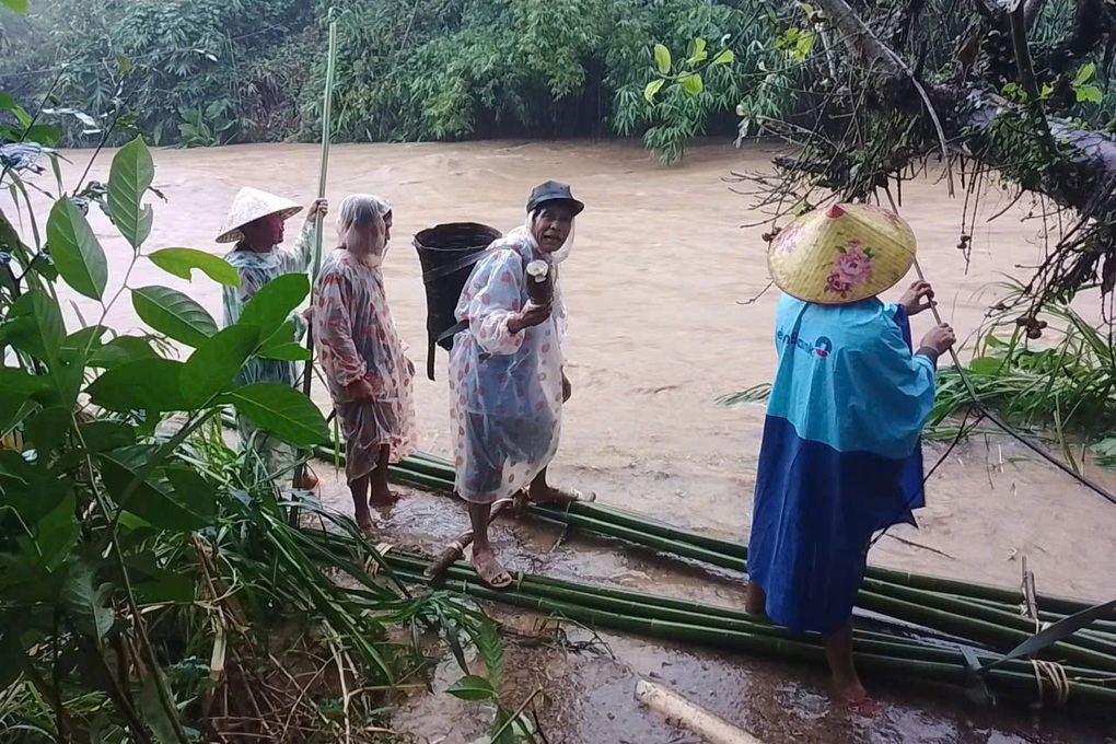 Người dân liều mình cõng học sinh băng qua dòng suối chảy xiết - 3