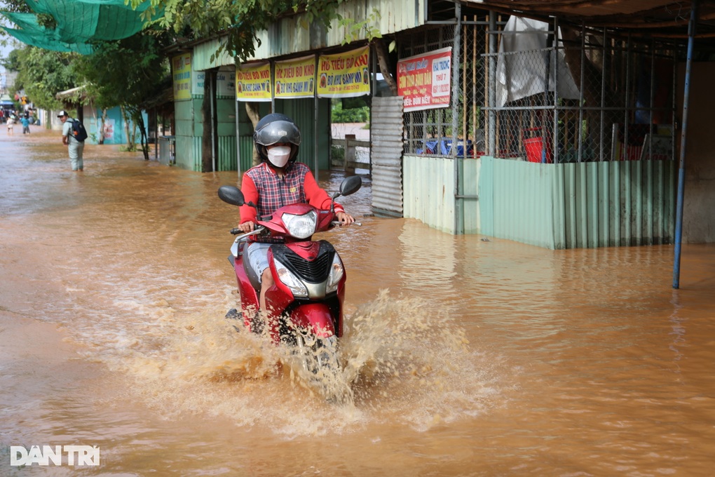 Lũ sông Buông lên nhanh, hơn 3.000 học sinh ở Đồng Nai nghỉ học - 2