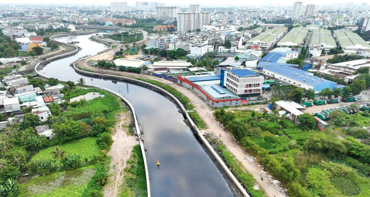 A river running through a city  Description automatically generated