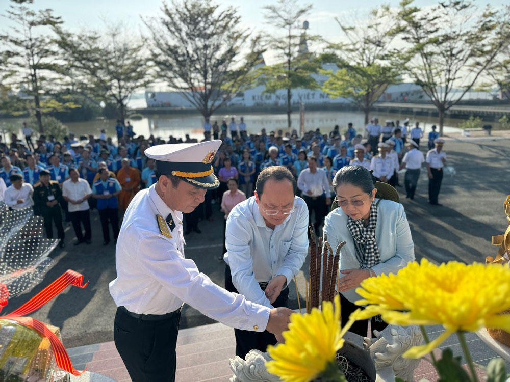 Phó Bí thư Thường trực Thành ủy TP HCM Nguyễn Hồ Hải cùng các đại biểu trong Đoàn đại biểu TP HCM dâng hương tưởng niệm anh linh các anh hùng - liệt sĩ tại tượng đài Đoàn tàu không số