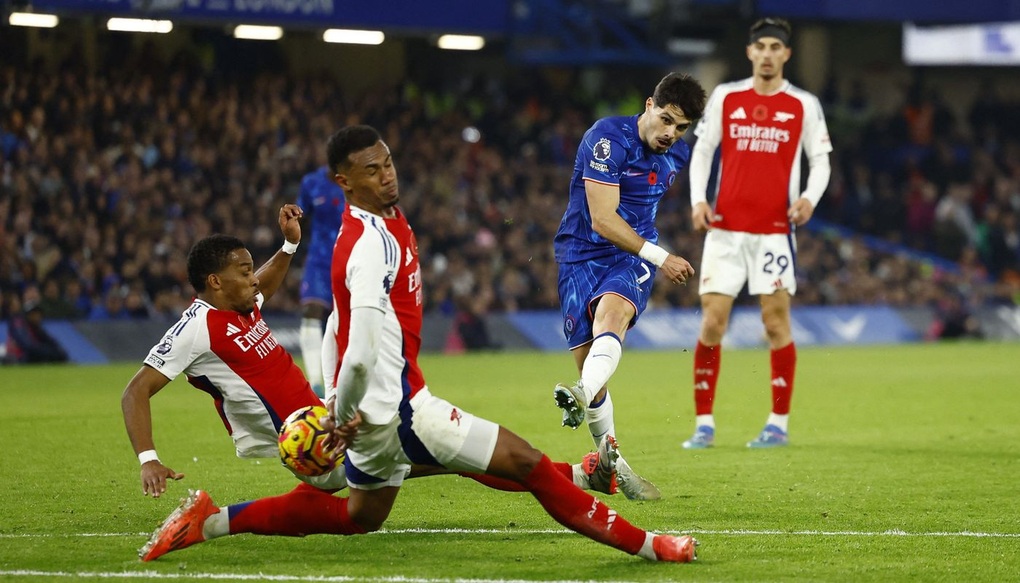 Chelsea níu chân Arsenal, Liverpool hưởng lợi lớn - 3