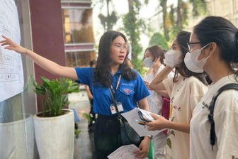 Từ một tin nhắn lạ, học sinh lo lắng về độ tuổi dự thi đánh giá năng lực