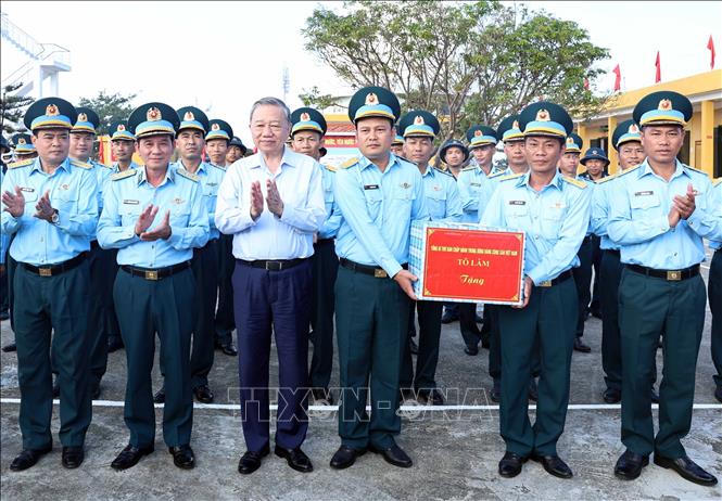 Tổng Bí thư Tô Lâm xúc động khi đặt chân lên đảo tiền tiêu Bạch Long Vĩ- Ảnh 11.