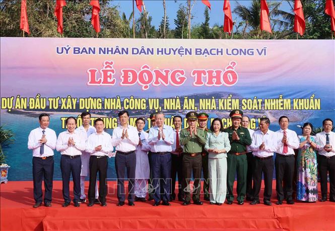 Tổng Bí thư Tô Lâm xúc động khi đặt chân lên đảo tiền tiêu Bạch Long Vĩ- Ảnh 17.