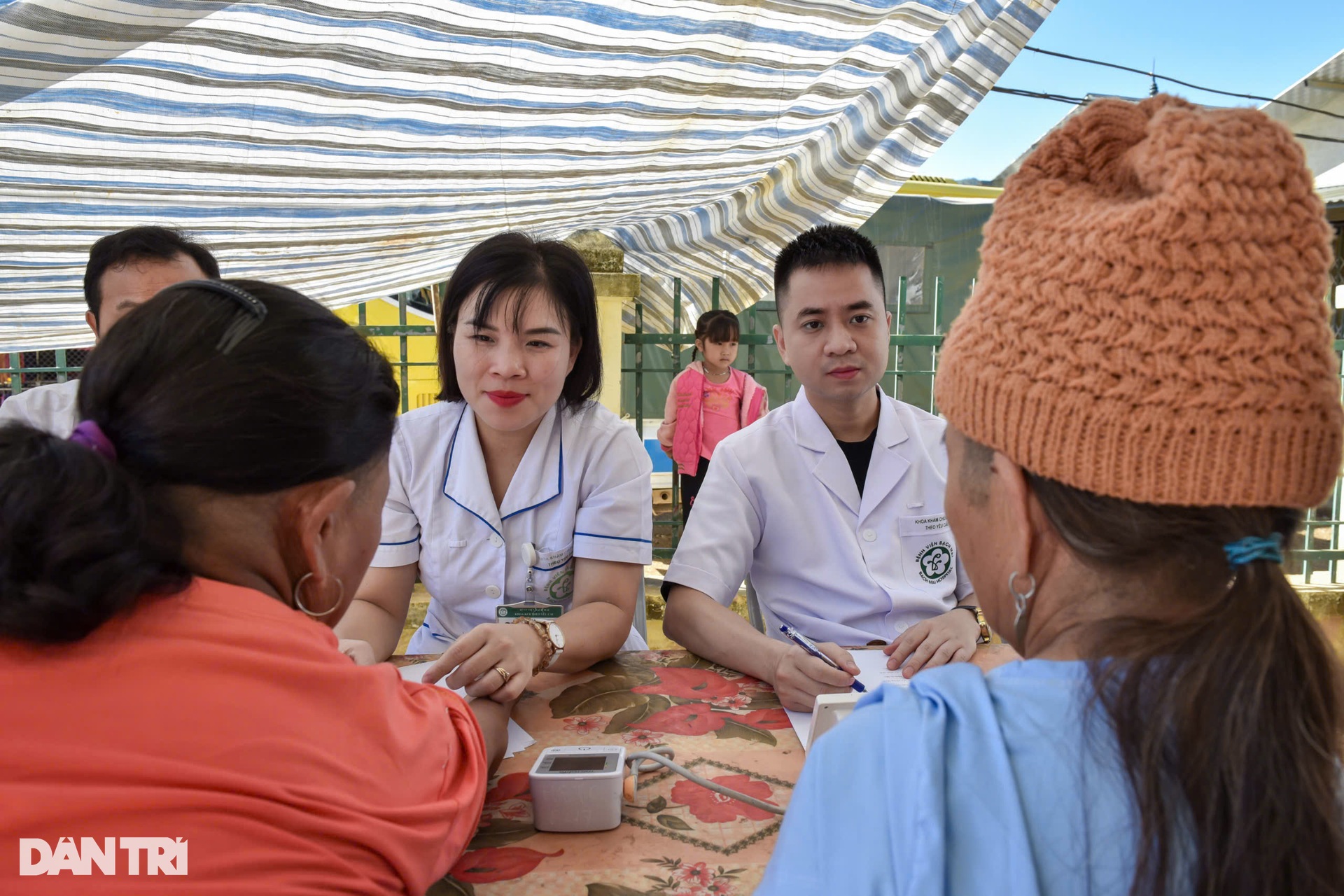 Người dân vùng bị cô lập do sạt lở vui mừng được tư vấn sức khỏe miễn phí - 2