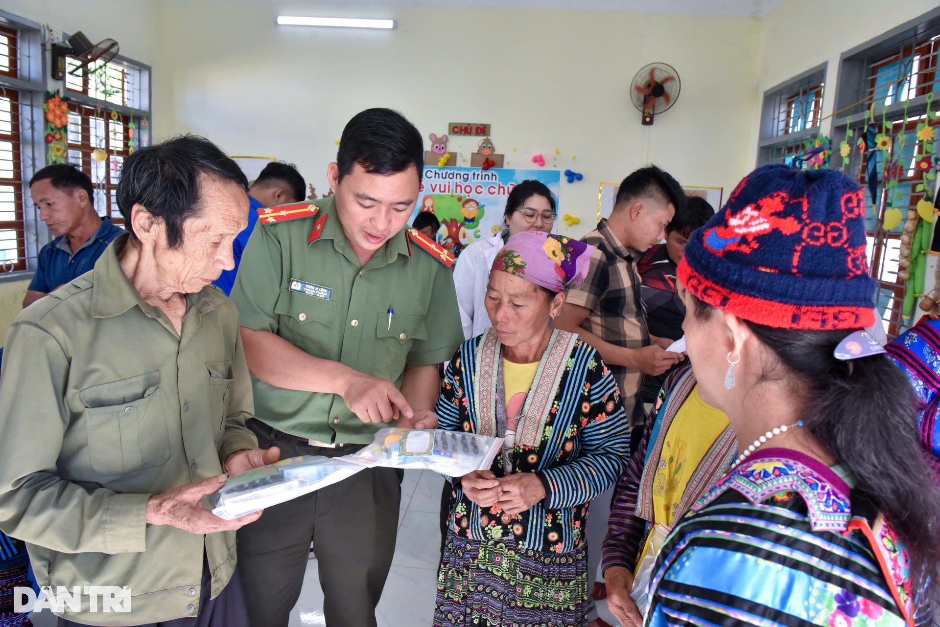 Người dân vùng bị cô lập do sạt lở vui mừng được tư vấn sức khỏe miễn phí - 4