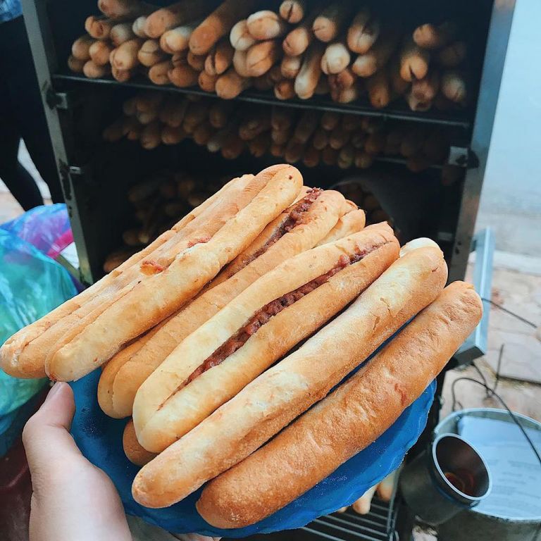 Nhớ thưởng thức bánh mì cay Hải Phòng ngay tại Hồ Tây