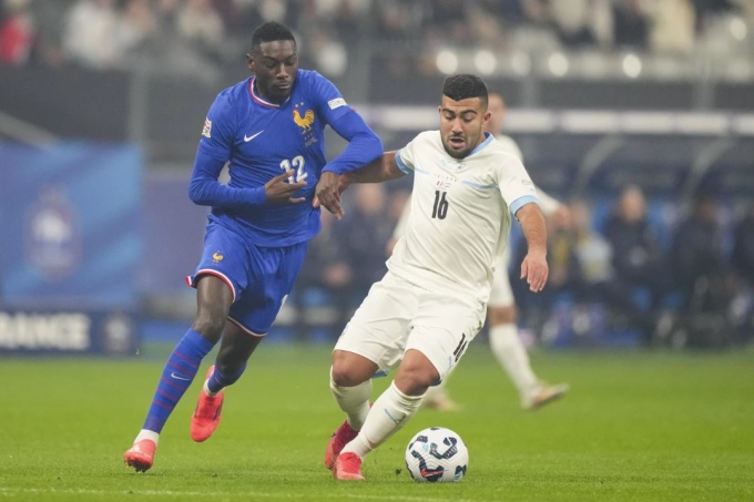 Randal Kolo Muani (bên trái) tranh chấp với Mohammad Abu Fani trong trận Pháp hòa Israel 0-0 tại sân Stade de France, Paris hôm 14/11. Ảnh: AP