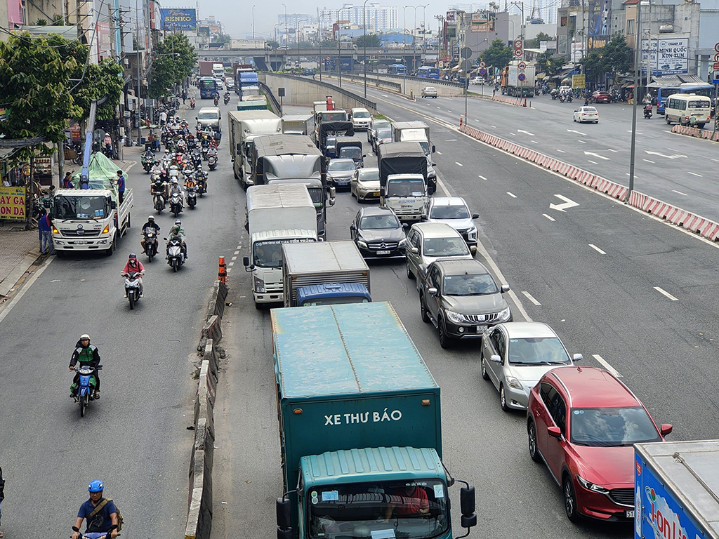 Mở rộng cửa ngõ TP.HCM: Làm đường trên cao hay mở rộng đường hiện hữu?- Ảnh 4.