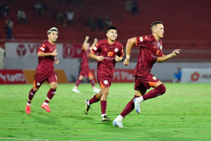 Leonardo Santo (phải) mừng bàn duy nhất giúp Bình Định thắng Hải Phòng 1-0 ở vòng tám V-League 2024-2025. Ảnh: Đông Huyền