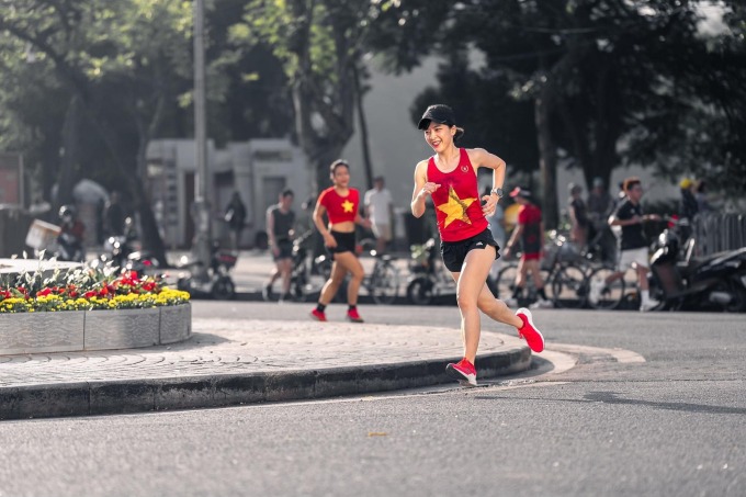 Runner chỉ nên chạy dài nhất khoảng 10km ở cuối tuần đầu tiên sau race marathon. Ảnh: Xmax Media