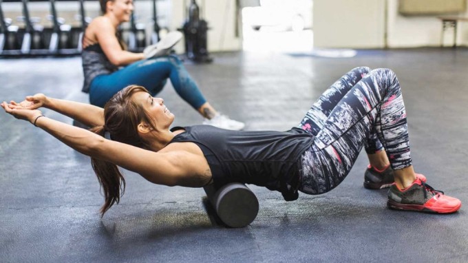 Với tác dụng hỗ trợ giảm căng cơ và phục hồi cơ sau khi vận động, foam roller là dụng cụ hữu ích với runner. Ảnh: Healthline