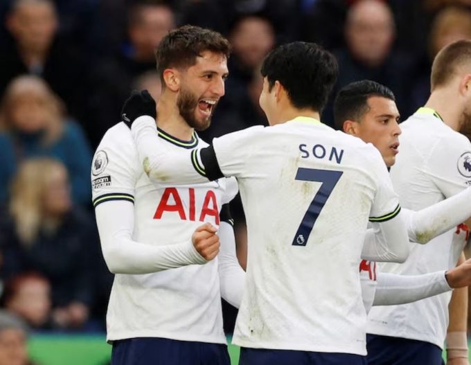 Rodrigo Bentancur chia vui với Son Heung-min khi ghi bàn mở tỷ số trận Tottenham thua Leicester 1-4 trên sân King Power, Leicester, Anh ngày 11/2/2023. Ảnh: Reuters