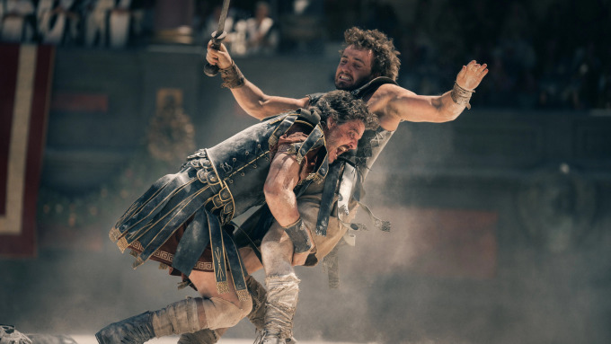 Paul Mescal (phải) và Pedro Pascal trong phim Gladiator II. Ảnh: Paramount Pictures